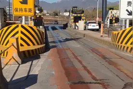 大货车刹车淋水湿路面，遇低温天气结冰会殃及后车，是个隐患视频封面