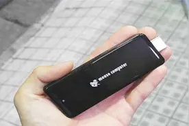 日本造史上最小的电脑，U盘大小功能却强，还能揣包就走随插随用视频封面