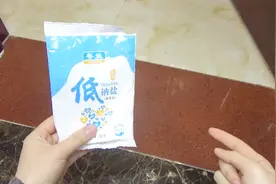 在门口放一把食盐，好多人不知道有啥用，看完你会感谢我的视频封面