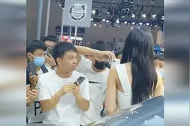 十余名男子紧凑车模围观拍摄 网友：像要把人吃了似的视频封面