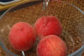 桃子皮扔掉就可惜了，留着做一个粉嫩嫩的蜜桃果冻吧，嫩滑Q弹视频封面