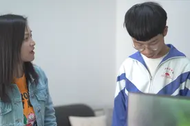 小伙打游戏被老师逮住被叫家长，家长一句打游戏不能分心，太逗了视频封面