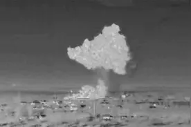 实拍俄罗斯空天军轰炸乌军阵地 高爆弹落地瞬间腾起巨大蘑菇云视频封面
