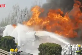 突发！ 山东济聊高速柴油油罐与汽油罐车相撞起火视频封面