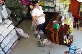 在监控下秀恩爱？老板娘监控底下秀恩爱，看了三遍脸都红了视频封面
