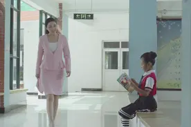 小学霸问老师几个世界级问题，小雨老师答不出来很尴尬视频封面