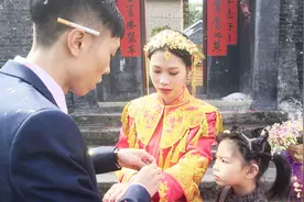 实拍农村结婚铺床有什么讲究，为祈求新婚夫妇早生贵子丝毫不马虎视频封面