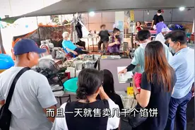 轰动市场的90岁白发爷爷煎饼，已有56年历史，每天都卖几千个煎饼视频封面