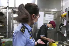 多家餐饮小店因凉皮放黄瓜丝被罚，监管部门：未取得冷食制售许可视频封面