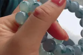 小媚今天花了10000拿了一条手串翡翠，回到家一看乐坏了视频封面