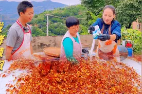 制作豆瓣酱三；新鲜辣椒清洗干净打碎，加盐发酵一晚。视频封面
