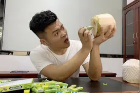 刘汉三：挑战100个口香糖开椰子，捏到手酸，结果确不可思议？视频封面