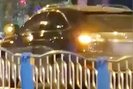 大爷翻越栏杆被撞身亡，提醒注意交通规则！视频封面