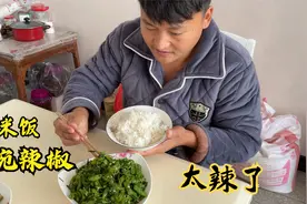 湖南人吃辣椒太吓人，一大碗辣椒下一碗米饭，小伙直呼越辣越过瘾视频封面