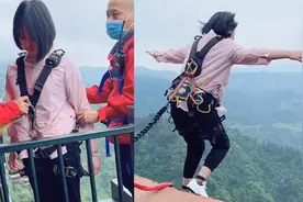 女生蹦极全程满脸漠然，戴好护具扭头就急着往下飞，游客反应懵圈视频封面