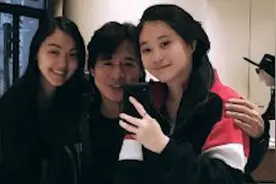 宠女狂魔？李连杰带2个女儿罕露面，三人合影仿佛兄妹颜值抢镜视频封面