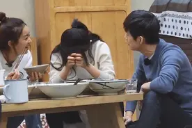 明星极度尴尬现场，谢娜抱怨一天没吃饭，何炅：中午是喂狗了么？视频封面