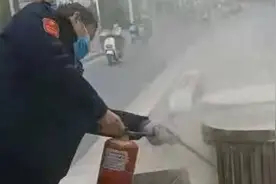 郑州一公交车长运营中偶遇垃圾桶大火，果断冲下车灭火获好评视频封面