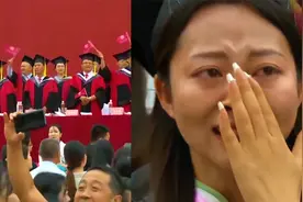 高校举行毕业典礼，全体老师起立目送毕业生离开，画面太感人视频封面