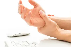 手腕疼痛如何治疗？医生直言：三个治疗方案或能助你更快痊愈视频封面