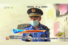 夫妻二人楼道里喷涂广告被抓个正着，城管放话：谁张贴谁清理！视频封面