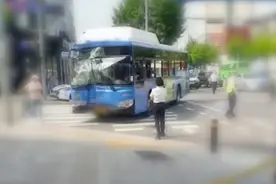 韩国一公交车失控冲撞致18人受伤 公交司机经抢救后仍昏迷不醒视频封面