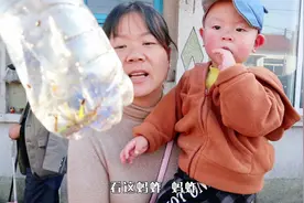 宝爸宝妈去干活，给二宝抓了个蚂蚱回来，宝宝会喜欢吗？