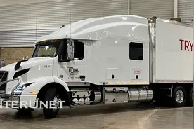【汽车】沃尔沃 Expedite 110' 卡车头-卧铺-厨房和浴室视频封面