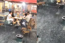 武汉6名男子在暴雨冰雹积水中吃宵夜，网友：几人感情一定很深厚视频封面