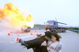 火线英雄：高速上发生车祸，油罐车与轿车相撞，还好消防队长在场视频封面