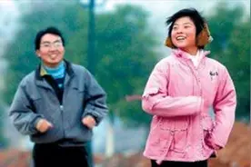 1994年12岁男孩扛起整个家，后来他背着妹妹上大学，感动了全中国视频封面