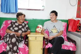 孙子问奶奶什么鸡没有毛？奶奶的回答真是太有趣了，能把人笑翻了视频封面