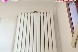 居民家中暖气漏水 泡坏地板家具何时能修好？视频封面