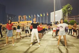 实拍深圳龙华广场，00后小姐姐跳起广场舞，广场舞大妈只好认输视频封面