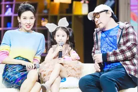 《都挺好》小咪和爷爷苏大强妈妈吴菲再同框，学翘二郎腿超萌！视频封面