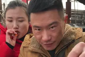 渔民夫妻刚出海回来，在船上吃饭，大虾配上煎饼吃着很够味儿视频封面