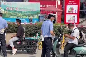 成都：“电马儿”侵走机动车道 不守规矩挨处罚视频封面