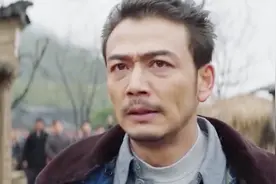 杨烁“出轨”风波后，首次和妻子同框，两人雨中挽手共执一把伞视频封面