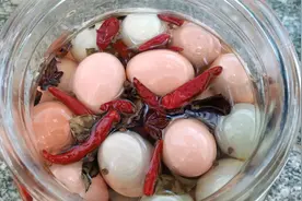 腌鸡蛋：比例和方法告诉你，保准个个流油，吃起来可香啦视频封面