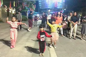 4岁小女孩带两姐姐跳《你莫走》可爱极了，迷倒一大片观众
