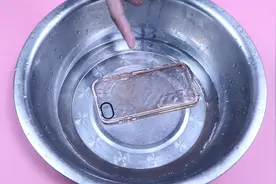 不管手机壳多脏多黄，用这种水泡一泡，立马像新的一样，涨知识了视频封面