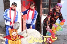 新年1：大年初一，妈妈竟然带着兄妹俩用气球放鞭炮，太搞笑了视频封面