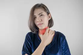 总感觉喉咙有东西堵着怎么回事？可能和4个原因有关，需逐一排查视频封面