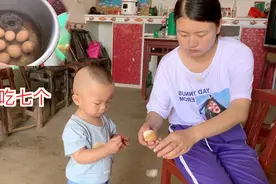 明明牙疼的厉害，爸妈用蜂窝煮鸡蛋给明明吃，还说一天要吃7个视频封面