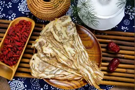 肚子里气多，老是臭屁熏天，这是为啥？这是身体的求救信号！视频封面