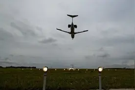 俄媒:美航空管理部门称俄飞机在美领空或被拦截 机组人员将被扣留视频封面