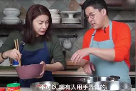 郭晶晶包饺子迎新年，小帮手霍启刚不戴手套被嫌，打情骂俏超恩爱视频封面