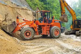 挖掘机和铲车一起修一条乡村公路，大型机器来移山太快了视频封面
