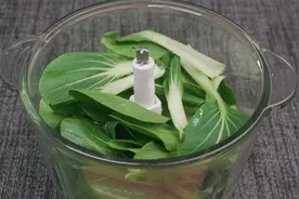 剩菜叶放入绞肉机中，出锅瞬间变美食，头一次见这种做法，真好吃视频封面