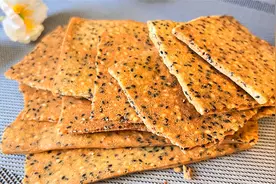 芝麻薄脆，轻轻一捏就掉渣，酥香酥香的，小学生也能轻松做出来